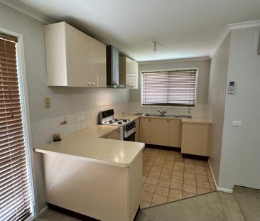 Charming 2-Bedroom Home and Study in Prime Narre Warren Location - Photo 5