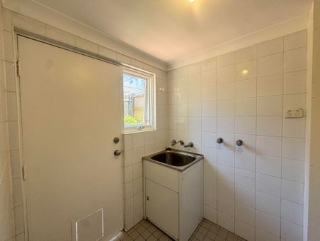 Spacious 3-Bedroom Townhouse in the Heart of Waverley! - Photo 4