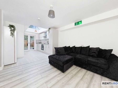 🏡 Newly Refurbished En-Suite Rooms Now Available in CV2! - Photo 3