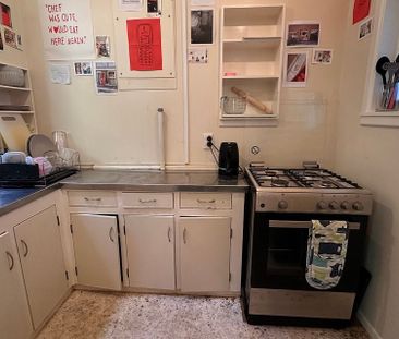 Incredible value large 2 bedroom flat - Photo 3