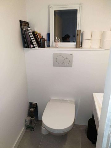 Volledig gerenoveerd appartement op de 2de verdieping, ideaal gelegen in het centrum van Kraainem en op wandelafstand van het Jourdain Park. - Photo 3