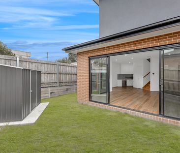 Space, Style & Convenience in a Premium Locale - Photo 4