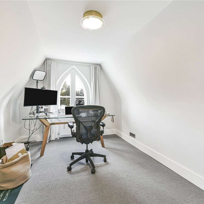 A beautifully presented six bedroom family home on Carlton Hill - Photo 1