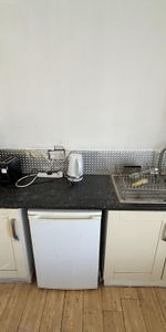 1 bedroom in a flat share to rent - Photo 3
