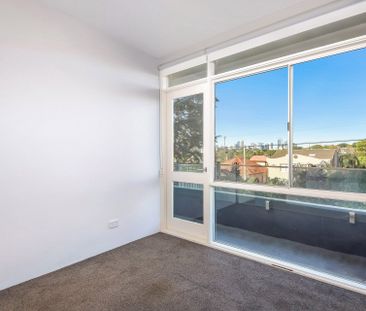 Pet Friendly 2 Bedroom Unit with Private Courtyard and Secure Car Spot - Photo 3