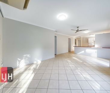 GREAT AIR CONDITIONED FOUR BEDROOM LOW SET HOME! - Photo 2