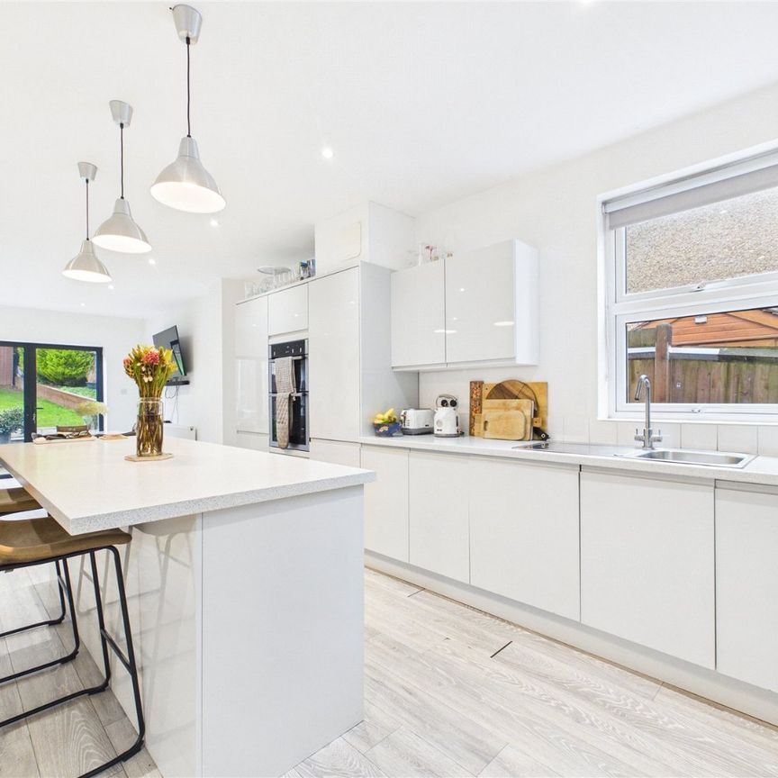 4 bedroom House in Clare Road, Maidenhead - Photo 1