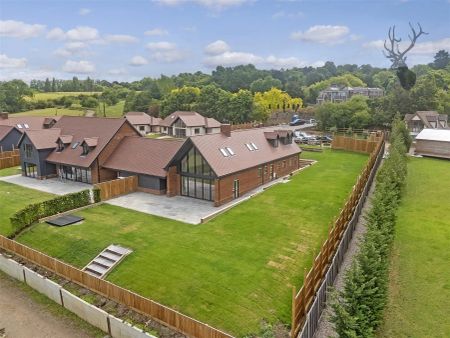 4 Bedroom Barn Conversion - Photo 3