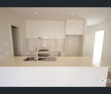 SPACIOUS TOWNHOUSE - Photo 4