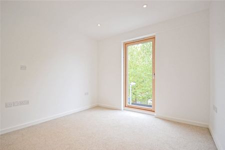 Well presented 1 Bedroom second floor apartment situated within walking distance of the River Cam, the Grafton and Beehive shopping centres. Electric heating. Local amenities close by. Unfurnished - Photo 3