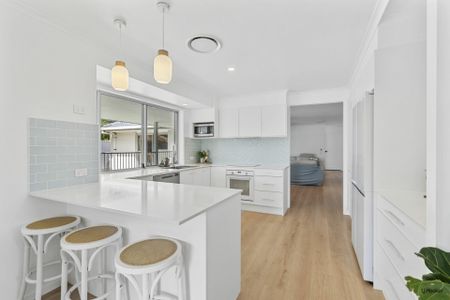 FULLY FURNISHED FOUR BEDROOM WATERFRONT HOME WITH POOL - SIX MONTH LEASE - Photo 4