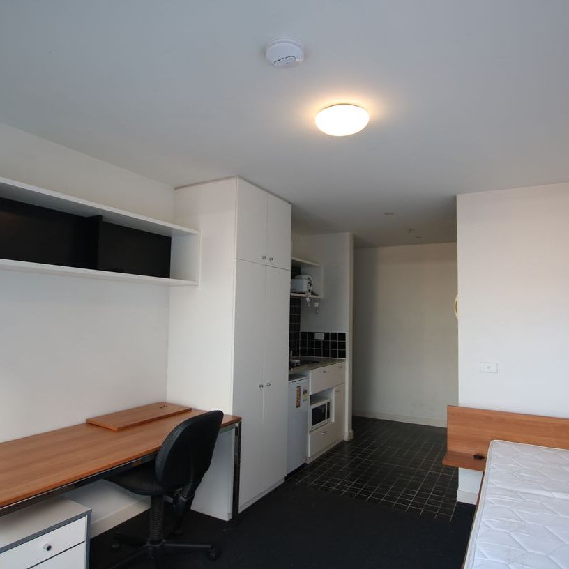 Stylish Studio Apartment- STUDENTS ONLY - Photo 1