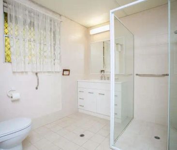 “Family home in Blue Ribbon Location” - Photo 3