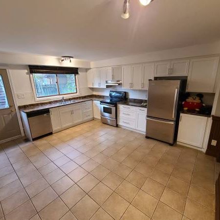 3 Bedrooms Semi-Detached House in South Burlington - Photo 4