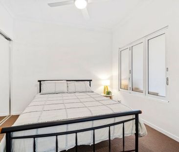 Elevated Coastal Living: Spacious 3rd-Floor Apartment with Resort-S... - Photo 5