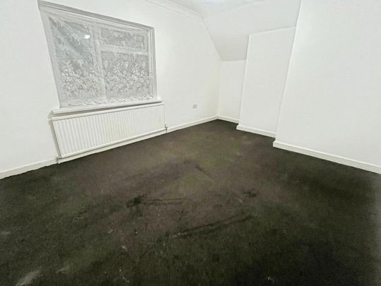 4 bedroom end of terrace house to rent - Photo 1