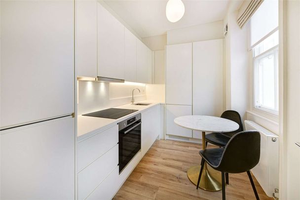 A beautiful studio apartment on this prestigious garden square in the heart of Prime South Kensington. - Photo 1