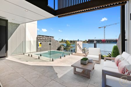 Contemporary Waterfront Lifestyle in Newport - Photo 4