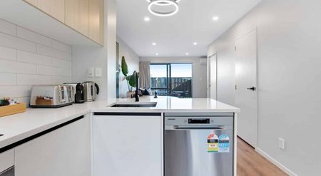 3 Bedroom, 2.5 Bathroom Modern Townhouse – Short-Term Stay (3 Months) - Photo 2