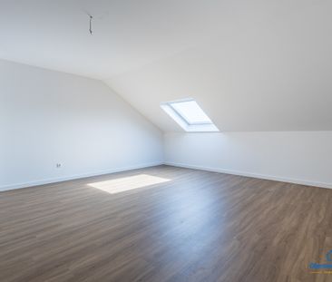 Top-sanierte Dachgeschosswohnung mit Garage und EBK in idyllischer ... - Foto 1