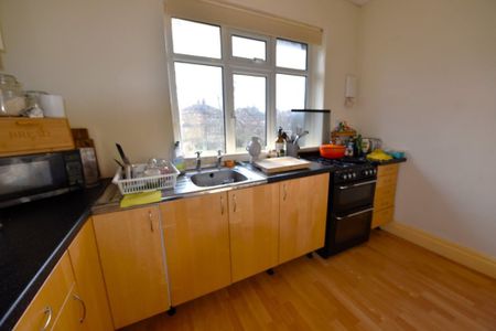 2 bedroom Flat in Otley Road, Leeds - Photo 5