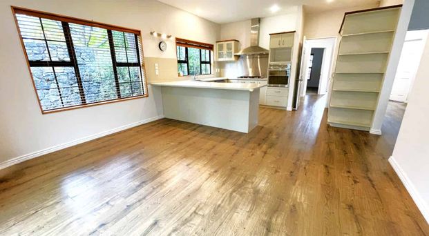 Stunning & Modern Home in Quiet Neighborhood - Photo 1