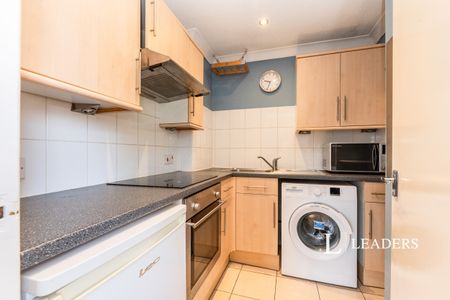 studio to rent Coopers Lodge, Acre Road - Photo 5