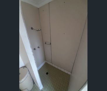 Spacious backyard, beautiful flooring - Photo 3