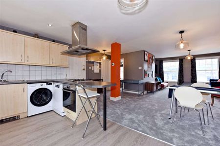 A spacious one bedroom flat with views of the River Thames and car parking in sought after Eton. - Photo 3