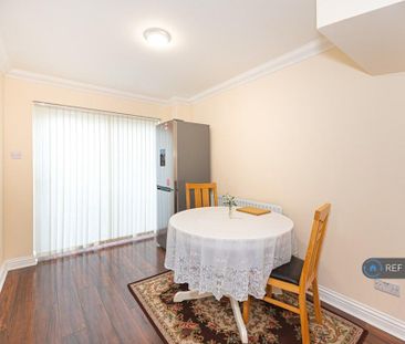 4 bedroom semi-detached house to rent - Photo 3