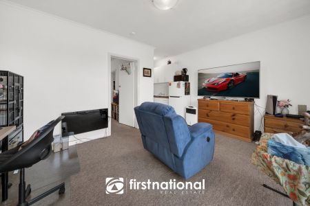 Charming 1-Bedroom Apartment in the Heart of Murrumbeena - Photo 3
