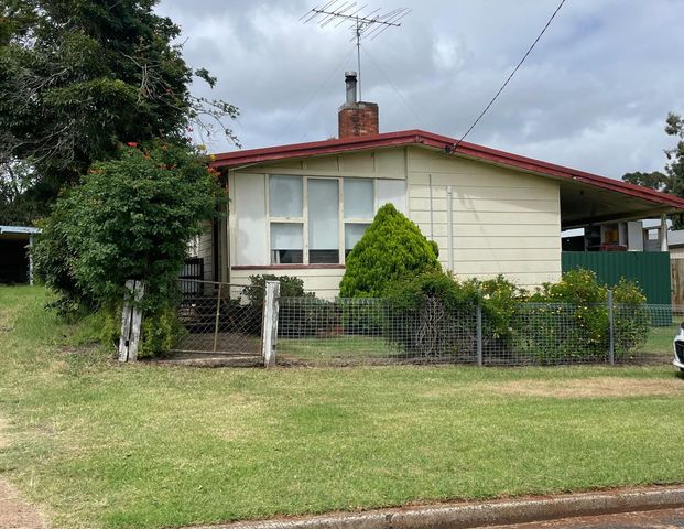 8 Hughes Street, 4350, Centenary Heights Qld - Photo 1