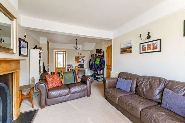 Beautifully presented three bedroom family home set over three floors in superb location. - Photo 1
