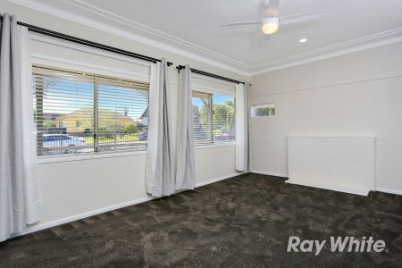 FRESHLY PAINTED & BRAND NEW CARPETS! - Photo 3