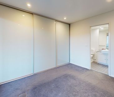 Stylish Two-Bedroom Apartment in Convenient Location - Photo 2