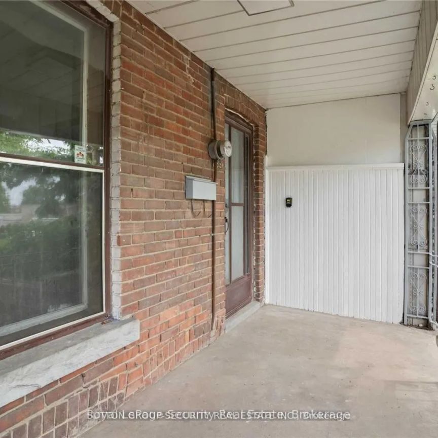 289 BLACKTHORN AVENUE - Photo 1
