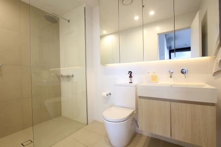 Immaculate 2 Bedroom Overlooking Georges River - Photo 2