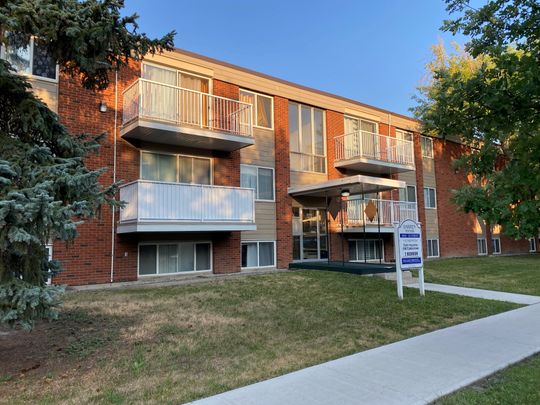 Darren Manor - Photo 1