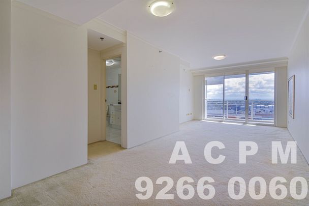 ONE BEDROOM + STUDY Room with Darling Harbour views opposite World Square. - Photo 1