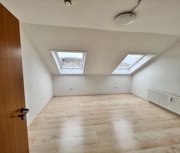 Helle, moderne 2-Zimmer Wohnung im DG eines gepflegten Mehrfamilien... - Photo 2