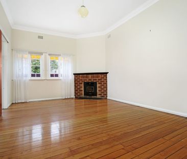 QUAINT & CONVENIENT LIVING - Photo 2