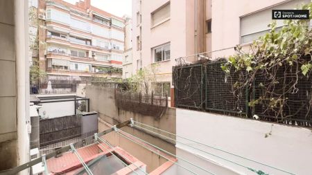 Room in a shared 4-bedroom apartment for rent in Sant Gervasi Galvany, professionals only - Photo 5