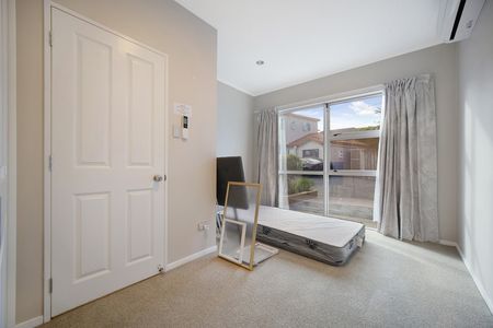 Modern 4-Bedroom Beauty in Wiri - Photo 2