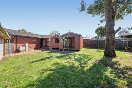 Family haven with spacious living & covered entertaining - Photo 4
