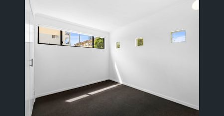 Contemporary 3 Bedroom Townhouse with City Views - Photo 2