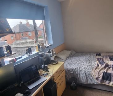 6 Bed - 1 Ash Crescent, Headingley, Leeds - LS6 3LE - Student - Photo 2