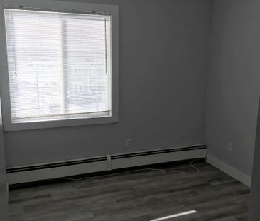 Ambassador – 2 Bedroom + Den - Photo 3