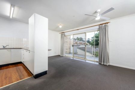 Sun drenched apartment - Photo 4