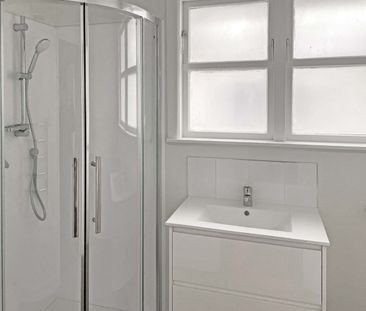 RENOVATED 3-BEDROOM KARORI HOME! - Photo 3