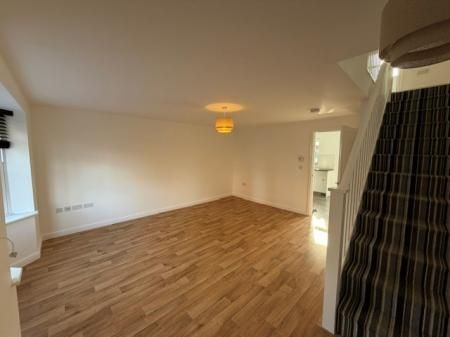 3 bedroom Semi-detached house To Let - Photo 2